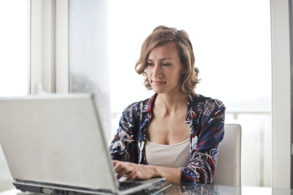 Facebook ads for e-commerce stores - lady with laptop