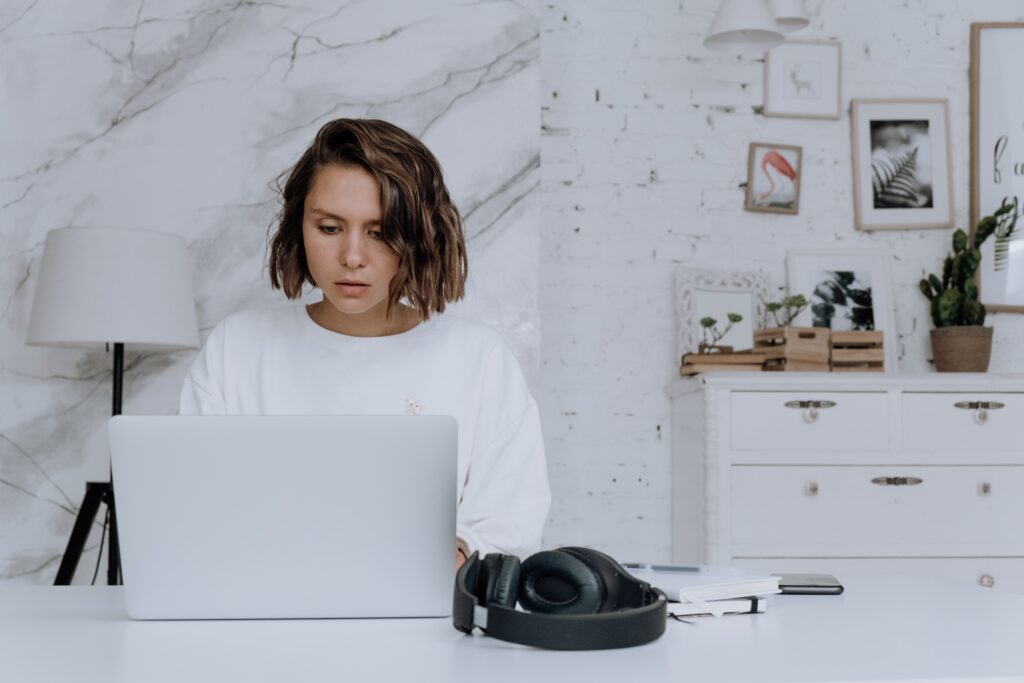 MTD 2021 - woman at minimalist desk with laptop