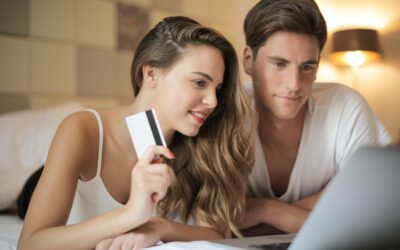 e-commerce subscription selling - couple shopping on a laptop with a credit card